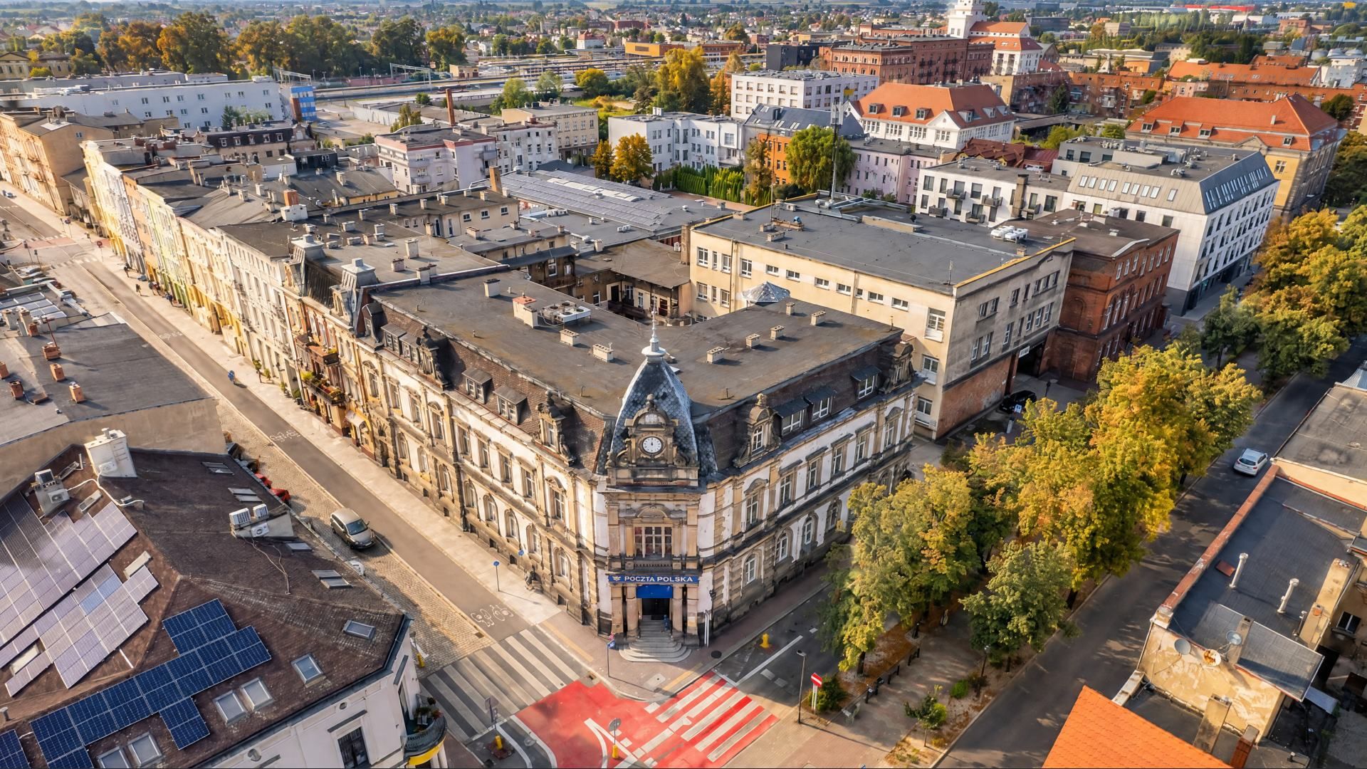Gmach dawnej poczty przy ul. Słowiańskiej 26 w Lesznie, widok od ulicy